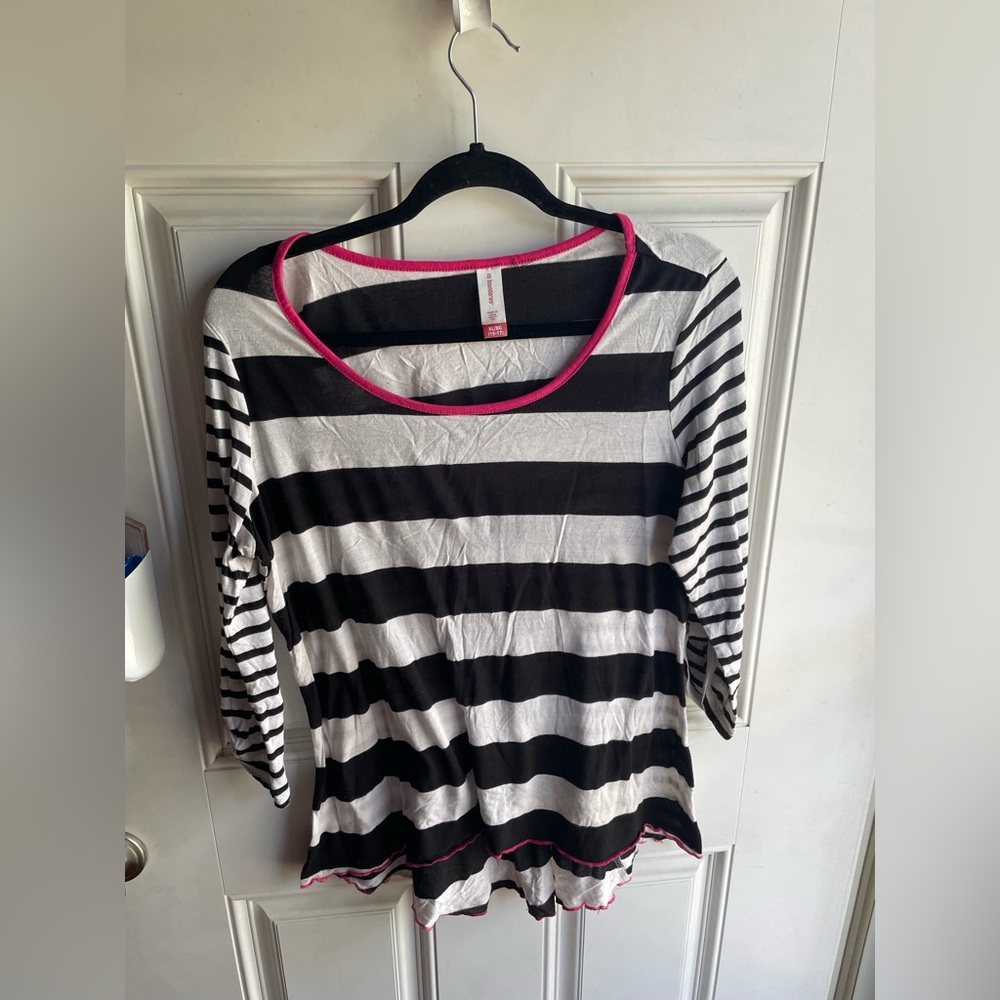 No Boundaries Pink Trim Black and White Top size junior xl